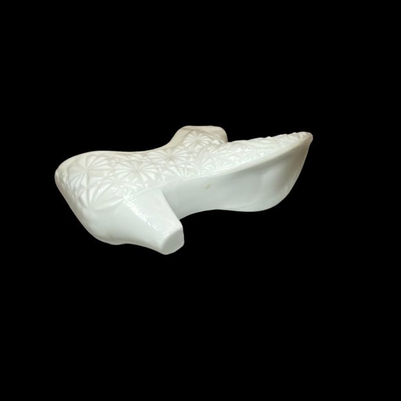 Vintage White Milk Glass Victorian Style Shoe Figurine Collectible - Picture 3 of 5